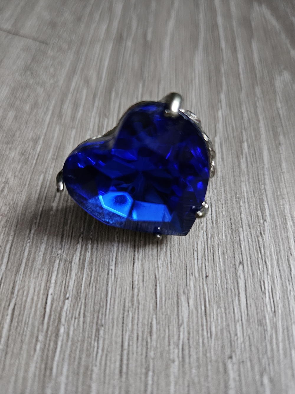 🌟 4/10$ Heart-Shaped Blue Crystal Ring - Unknown Brand
